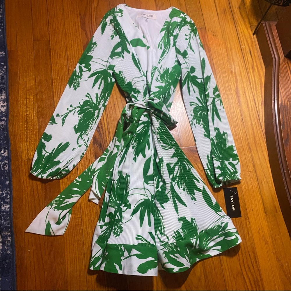 Taylor Floral Belted V-Neck Crepe Dress - Picture 6 of 11
